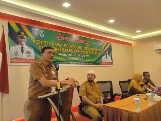 Hadiri Rakor Dinas Kesehatan dan Puskesmas, Hendrajoni Minta Kepala Puskesmas Benahi Anak Buah 1 ARAHAN—Bupati Pesisir Selatan Hendrajoni, memberikan arahan saat menghadiri Rapat Koordinasi (Rakor) Dinas Kesehatan dan Puskesmas se-Kabupaten Pesisir Selatan.