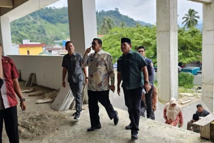 Bupati Pessel Hendrajoni bersama Ketua DPRD Pessel Darmansyah saat meninjau pasar inpres Painan. Beberapa bulan yang lalu