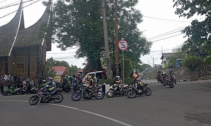 Batusangkar Jadi Tuan Rumah Bupati Race Cup Series 2025, Ratusan Pembalap Berlaga di Sirkuit Non Permanen 1 BALAPAN— Diikuti ratusan pembalap dari luar daerah, sirkuit non permanen Batusangkar jadi ajang Bupati Race Cup Series 2025 yang digelar Minggu (13/7).