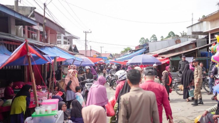Pasar Bukik Sileh Bakal Direvitalisasi, Terkesan tak Tertata dan Permasalahan Badan Jalan yang Digunakan 1 menyusuri— Bupati Solok Jon Firman Pandu pun menyusuri setiap sudut pasar tradisional Bukit Sileh dan berdialog langsung dengan
para pedagang, serta warga yang beraktivitas di sekitar lokasi.