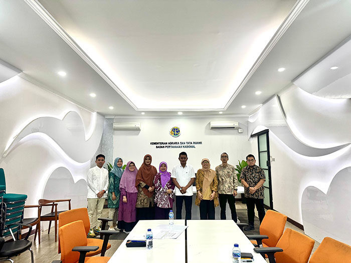 Sudah Berlaku Sejak 2013, Bupati Solok Sebut Perda RT/RW Perlu Direvisi 1 KUNJUNGAN KERJA— Bupati Solok Jon Firman Pandu foto bersama saat melakukan kunjungan kerja ke Kantor Kementerian
Agraria dan Tata Ruang/Badan Pertanahan Nasional (ATR/BPN).