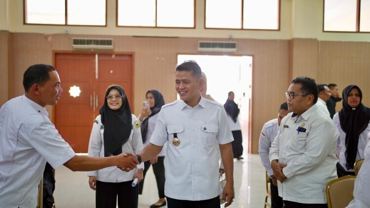 Percepatan Penurunan Angka Stunting, Pemkab Solok Lakukan Aksi Konvergensi Lintas Sektoral 1 RAKOR PERCEPATAN PENURUNAN STUNTING— Bupati Solok Jon Firman Pandu menghadiri Rapat
Koordinasi Tim Percepatan Penurunan Stunting (TPPS).