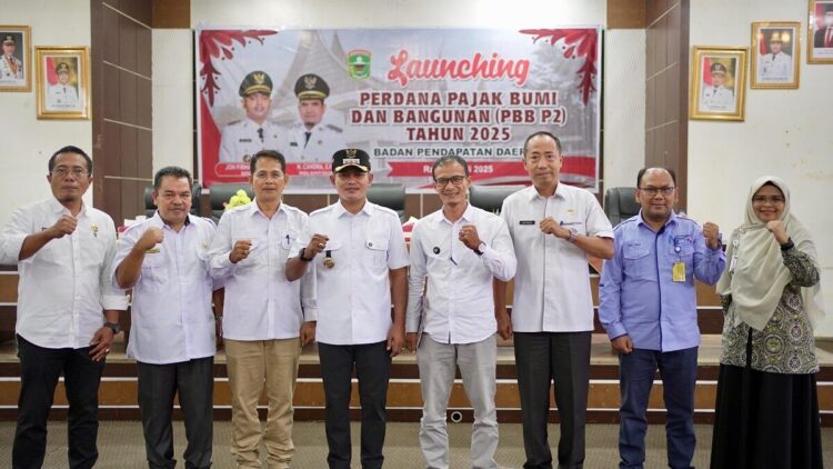 LAUNCHING PERDANA— 
Bupati Solok Jon Firman Pandu foto bersama usai launching Perdana Pembayaran Pajak Bumi dan Bangunan Perdesaan dan Perkotaan (PBB P2) Tahun 2025 di Ruang Pertemuan Solok Nan Indah, 
Rabu (2/7) lalu.