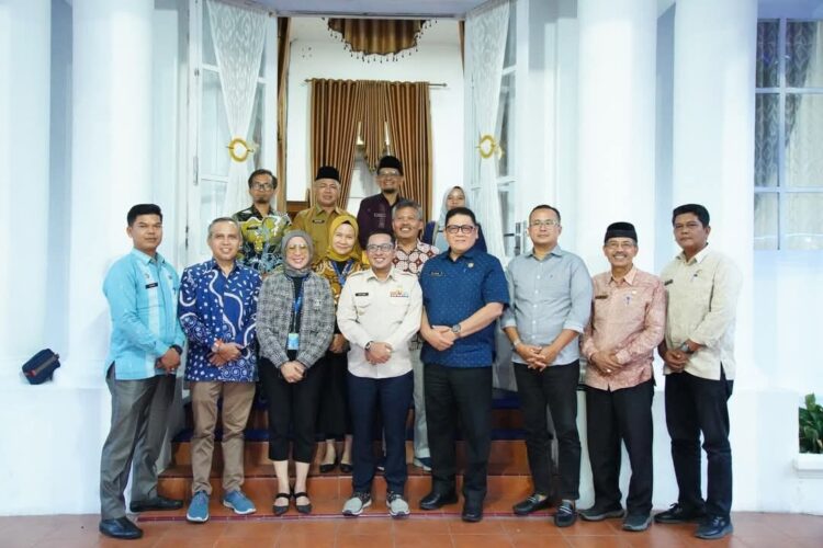 Bupati Eka Putra Siap Berkolaborasi dengan Bung Hatta 1 Bupati Tanahdatar Eka Putra foto bersama jajaran rektorat Univ. Bung Hatta di Indo Jolito. chandra antoni