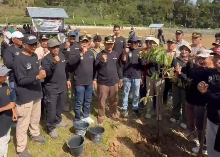Bupati Welly Suhery Apresiasi Komunitas Sayang Bumi Gelar Aksi Tanam Pohon 1 Bupati Welly Suhery Apresiasi Komunitas Sayang Bumi Gelar Aksi Tanam Pohon
