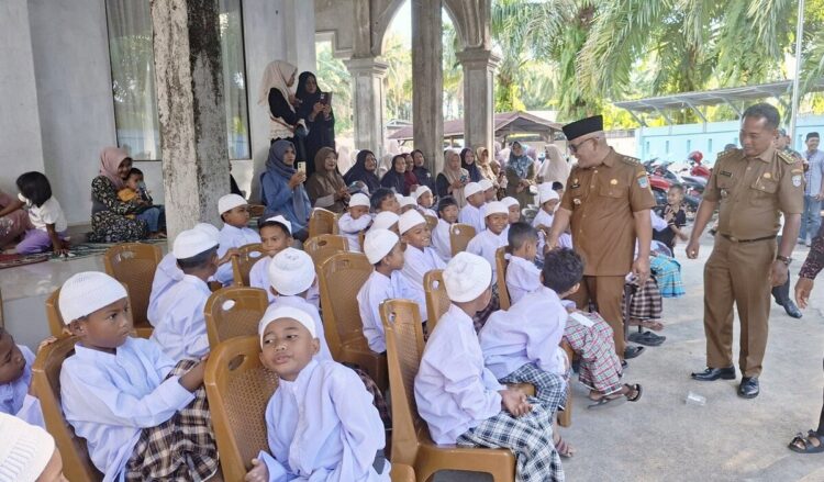 37 Anak Ikut Khitanan Masal XIII Nagari Ophir 1 KHITANAN MASAL— Bupati Pasaman Barat H. Yulianto, membuka secara resmi kegiatan Khitanan Massal XIII Nagari Ophir yang digelar di Masjid Raya Nurul Iman, Kecamatan Luhak Nan Duo, Senin (7/7).