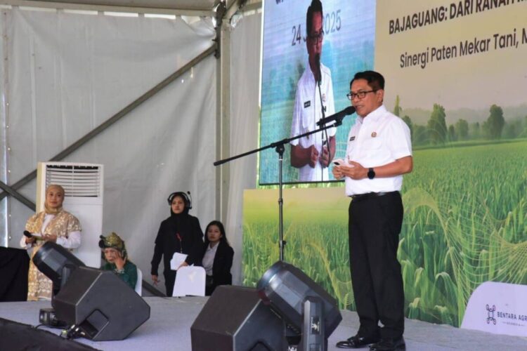 25.605 Keluarga Penerima Terima Bantuan Beras 1 BANTUAN CADANGAN BERAS— Bupati Padangpariaman John Kenedy Azis memberikan sambutan saat penyerahan bantuan beras dari pemerintah.