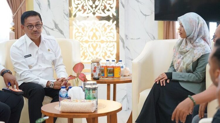 DISKUSI—Manager PLN UP3 Solok Hariani berbincang-bincang dengan Bupati Solok Selatan Khairunas.