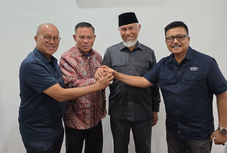 Bursa Ketua KONI Sumbar Mengerucut ke Hamdanus 1 TEMU RAMAH— Ketum DPP ISORI Pusat ini bersama sejumlah tokoh olahraga Sumbar, bertemu ramah dengan Gubernur Sumbar, di Istana Gubernur, Kamis (24/7) malam.