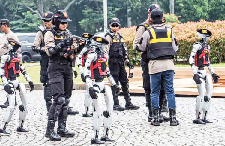 Polri Targetkan Robot Polisi akan Bertugas pada 2030 1 ROBOT POLISI— Sejumlah personel Polri mempersiapkan robot humanoid dan robot anjing untuk mengikuti gladi kotor HUT Polri di Lapangan Monas, Sabtu (28/6).