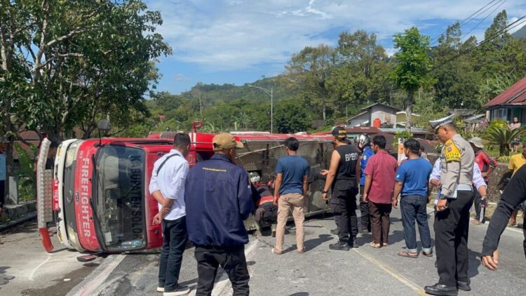 Mobil Damkar Terbalik di Tikungan, 5 Personel Terluka, Salah satunya Patah Tulang, Hendak Menuju Lokasi Kebakaran Lahan 1 TERBALIK— Mobil Damkar Pemkab Solok mengalami kecelakaan di kawasan Sukarami, Kecamatan Gunung Talang.