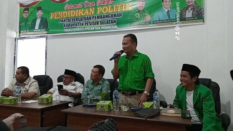 Didaulat Jadi Narasumber, Ketua BPC. HIPMI Pessel Sampaikan Managament Leadership 1 NARASUMBER— Ketua Badan Penggurus Cabang (BPC) Himpunan Pengusaha Muda Indonesia (HIPMI) Kabupaten Pesisir Selatan Hafizon Amderson, S.Kp, menyampaikan materi tentang Management Leadership.