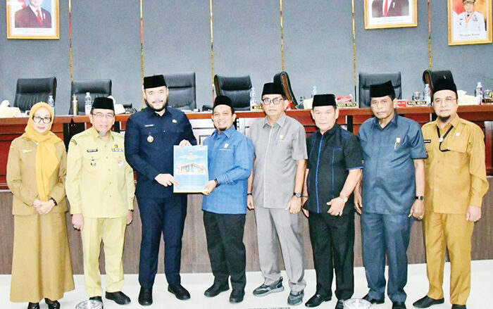 DPRD Kota Padang Setujui RPJMD 2025-2029 1 PERSETUJUAN RPJMD— Wako Padang Fadly Amran, Wawako Maigus Nasir bersama Ketua DPRD Muharilon dan jajaran pimpinan, menyetujui RPJMD 2025-2029, dalam Rapat Paripurna Pendapat Akhir Fraksi-fraksi Terhadap RPJMD 2025-2029 di Ruang Sidang Utama DPRD, Aie Pacah, Senin (28/7).