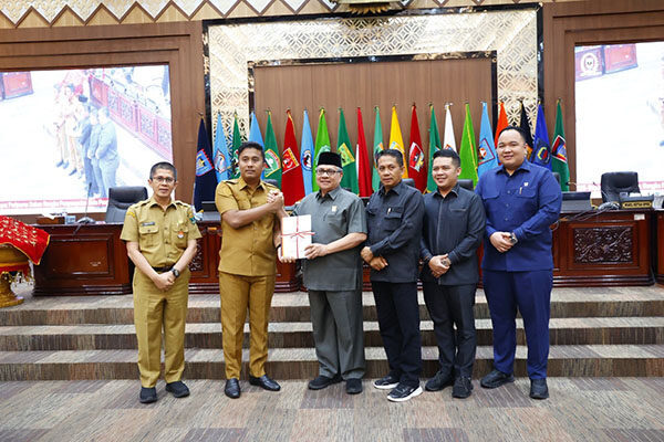 Rapat Paripurna Penyampaian Nota Pengantar Perubahan KUA-PPAS, Ketua DPRD Sumbar: APBD Tahun 2025 Perlu Dilakukan Perubahan 1 TERIMA DOKUMEN— Ketua DPRD Sumbar, Muhidi didampingi Wakil Ketua Evi Yandri Rajo Budiman, M. Iqra Chissa Putra dan Nanda Satria, menerima dokumen rancangan perubahan KUA-PPAS Tahun 2025 dari Wagub Sumbar, Vasko Ruseimy.