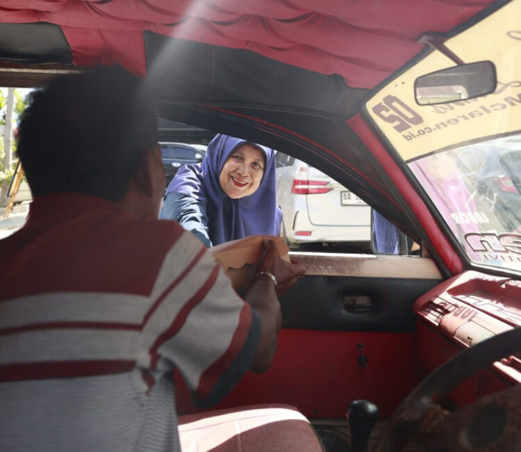 DPRD Sumbar Minta Pelaku Pelecehan dan Kekerasan Terhadap Perempuan Ditindak Tegas, Endarmy: Tak ada Tolerasnsi, Harus Ditangani dengan Serius 1 HUT GARNITA—Ketua Fraksi NasDem DPRD Provinsi Sumbar, Endarmy, saat kegiatan sosial HUT Garnita Malahayati ke-14, Senin (21/7), di Kantor DPW NasDem Sumbar. st