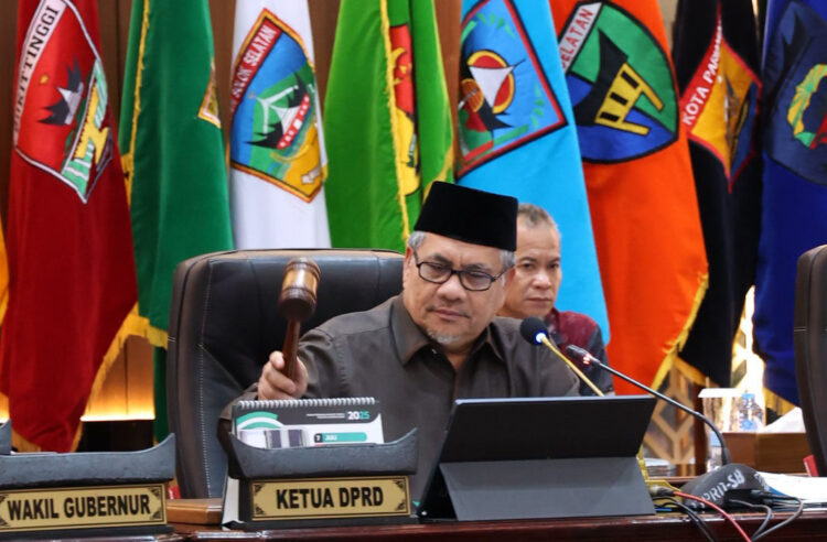 Soroti Kekurangan PAD Rp 400 Miliar dan Utang Daerah Rp 510 Miliar, DPRD Sumbar Dorong Pemprov Benahi Tata Keuangan Daerah secara Komprehensif 1 Ketua DPRD Sumbar Muhidi