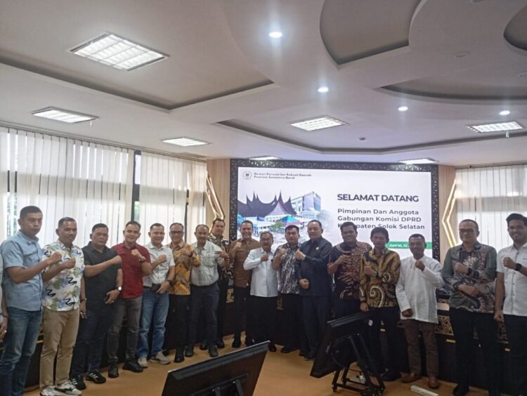 DPRD Solsel Konsultasi Soal Pertanggungjawaban APBD ke DPRD Sumbar 1 DISKUSI—Anggota Badan Musyawarah (Bamus) DPRD Provinsi Sumbar, Muzli M Nur bersama anggota DPRD Solsel usai diskusi, Jumat (11/7).