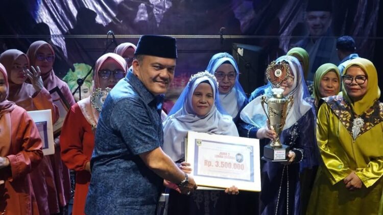 Realisasi Pokir Anggota DPRD Sumbar Irwan Zuldani, Festival Seni Budaya Kuranji 2025 Berlangsung Meriah 1 HADIAH—Anggota DPRD Sumbar, Irwan Zuldani menyerahkan hadiah kepada pemenang Festival Seni Budaya yang digelar di Lapangan Apeksi, Komplek Balai Kota Padang.