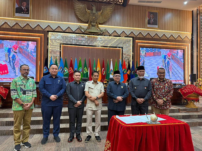 DPRD Sumbar dan Pemprov Sekapati Perubahan KUA-PPAS Tahun 2025, Alokasi Belanja Daerah Turun jadi Rp 6,164 Triliun 1 SEPAKATI—Pimpinan DPRD Sumbar bersama Gubernur Sumbar Mahyeldi usai menandatangani kesepakatan perubahan KUA-PPAS Tahun 2025, Kamis (24/7).