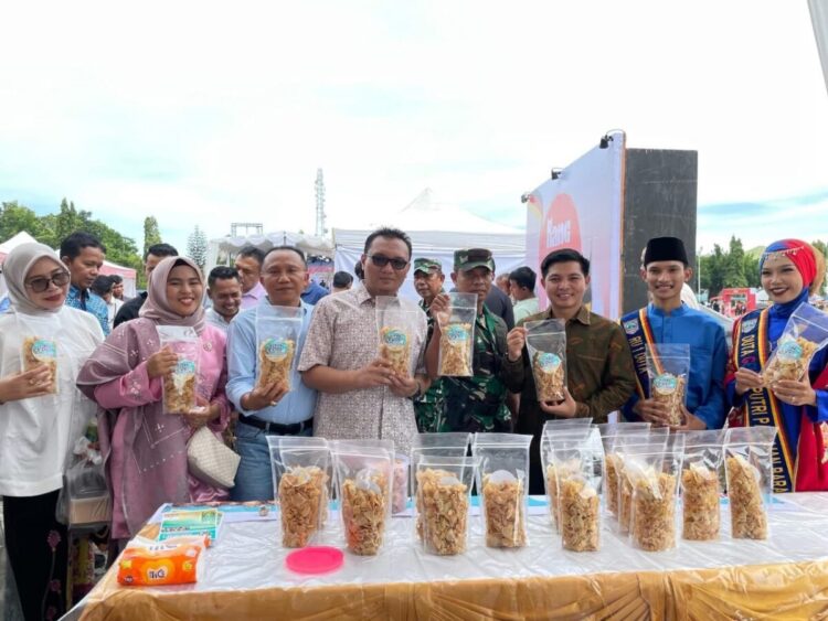 DPRD Sumbar dan Dinas Kebudayaan Sumbar Berkolaborasi, Gelar Festival Rang Mudo Tali Tigo Sapilin di Pasbar 1 PRODUK UMKM—Anggota DPRD Sumatera Barat Ade Putra, mengunjungi salah satu stan UMKM pada acara Festival Rang Mudo Tali Tigo Sapilin, di halaman Kantor Bupati Pasbar.