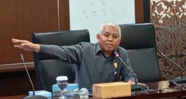 Gelar Rapat Finalisasi dengan Mitra Kerja, Komisi V DPRD Sumbar Matangkan Ranperda Fasilitasi Penyelenggaraan Pesantren 1 RAPAT—Ketua Pembahasan Ranperda tentang Fasilitasi Penyelenggaraan Pesantren DPRD Sumbar, Nurfirmanwansyah saat rapat dengan mitra kerja.
