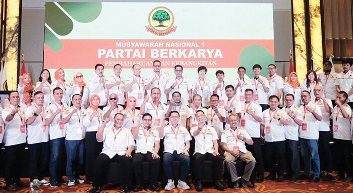 Partai Berkarya Sumbar Dukung Hasil Munas I, Nilasari Pramuharny Apresiasi Proses Demokratis 1 DUKUNG HASIL MUNAS— DPW Partai Berkarya Sumbar menyatakan dukungan penuh terhadap hasil Munas I Partai Berkarya yang telah sukses diselenggarakan di Hotel Episode, Tangerang, Banten, pada 14–16 Juli lalu. Dalam Munas tersebut, Moch. Ridwan Andreas secara resmi ditetapkan sebagai Ketua Umum Partai Berkarya yang baru.