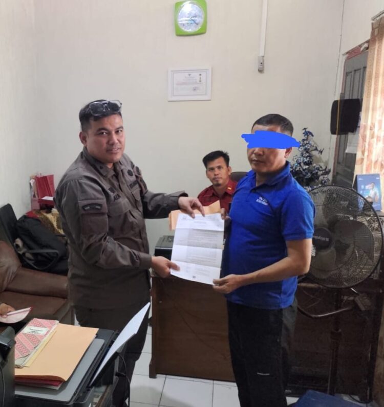 KORUPSI— Mantan Wali Nagari Sungai Nyalo IV Koto Mudiek, Kecamatan Batang Kapas, berinisial UA ditahan Kejari Pessel atas kasus korupsi.