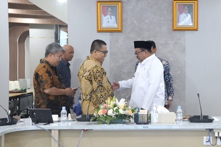Wako Hendri Arnis Bertemu Wagub Jakarta, Sinergi Antardaerah dalam Penguatan Transformasi Digital dan Ekonomi Kreatif 1 SINERGI ANTARDAERAH— Wako Padangpanjang Hendri Arnis bertemu Wakil Gubernur DKJ, Rano Karno untuk menjajaki sinergi antardaerah dalam penguatan transformasi digital, pengembangan ekonomi kreatif, hingga penanggulangan kebencanaan.