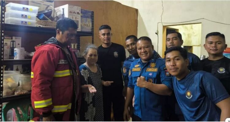 Damkar Padang Evakuasi Cincin 5 Emas dari Wastafel 1 PENYELAMATAN CINCIN— Petugas Damkar Kota Padang kberhasil mengevakuasi cincin emas berharga senilai 5 emas atau setara 12,5 gram yang terjatuh dan terjebak di dalam saluran pembuangan wastafel rumah warga di di Jalan Jihad, Kelurahan Parak Karakah, Kecamatan Padang Timur, Rabu (2/7) malam.