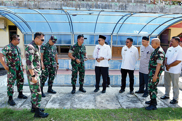 Batalyon Baru Dibangun 2026, Dandim 0304/ Agam Tinjau Lokasi Base Camp Sementara Personel TNI 1 TINJAU BASECAMP— Plt.Asisten II Sekretariat Daerah Kabupaten Agam, Welfizar, yang mendampingi Komandan Kodim 03/04 Agam, Letkol Inf Slamet Dwi Santoso, dalam peninjauan sejumlah lokasi yang akan dijadikan base camp sementara bagi personel TNI, Jumat (11/7).