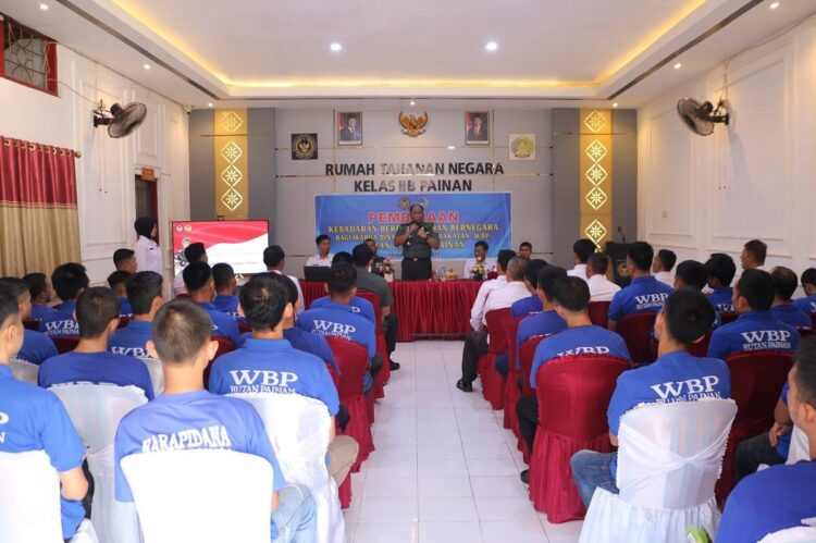 Warga Binaan Rutan Kelas IIB Painan Diberikan Pembinaan KSBB 1 Dandim 0311 Pessel Letkol Inf. Ery Siregar sampaikan materi didampingi Kepala Rutan Kelas II B Painan Hastono