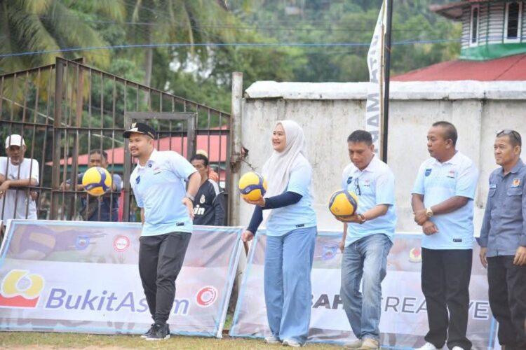 12 Tim Ikuti Turnamen Bola Voli Wali Kota Sawahlunto Cup I 1 PEMBUKAAN TURNAMEN— Wawako Sawahlunto Jeffry Hibatullah, membuka turnamen bola Voli Wali Kota Cup I, di Lapangan Ombilin.