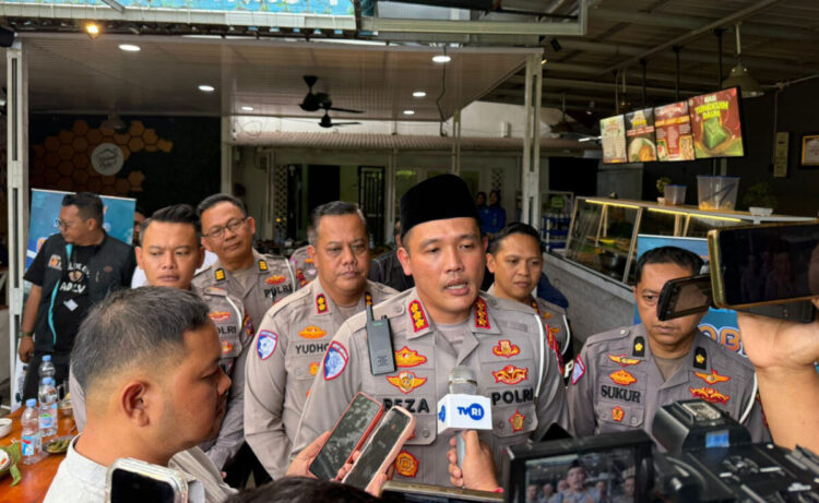Seminggu Operasi Patuh Singgalang 2025, Ditlantas Polda Sumbar Tindak 6.688 Pelanggar, Tak Pakai Helm dan Melawan Arus Terbanyak 1 WAWANCARA— Dirlantas Polda Sumbar, Kombes Pol M Reza Chairul Akbar Sidiq saat diwawancarai wartawan.
