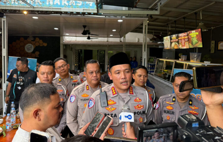 Hasil Operasi Patuh Singgalang 2025, Tilang Manual Melonjak, Kecelakaan Turun 34 Persen 1 WAWANCARA— Dirlantas Polda Sumbar,
Kombes Pol Muhammad Reza Chairul Akbar Sidiq
saat diwawancarai wartawan.