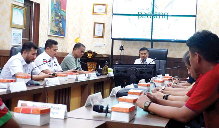 Padang Great Sale Kembali Digelar, Diskon Besar Sepanjang Agustus Hadir Meriahkan HJK ke-356 1 PERSIAPAN PADANG GREAT SALE— Asisten II Didi Aryadi bersama Kepala Dinas Perdagangan Kota Padang, Syahendri Barkah, menghadiri rapat persiapan Padang Great Sale di Aula Dinas Perdagangan.