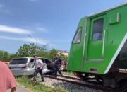 Mobil Avanza Ringsek Tertabrak Kereta Api