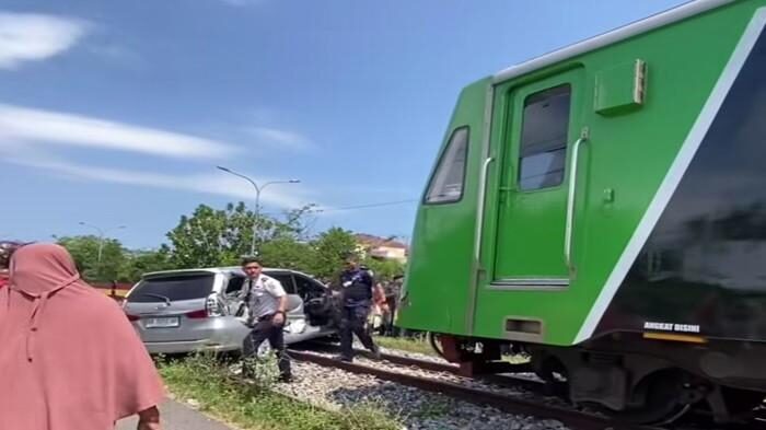 Mobil Avanza Ringsek Tertabrak Kereta Api 1 TERTABRAK— Mobil Avanza mengalami kerusakan parah usai tertabrak kereta api di perlintasan kawasan Jalan Adinegoro, Kelurahan Lubuk Buaya, Kecamatan Koto Tangah.