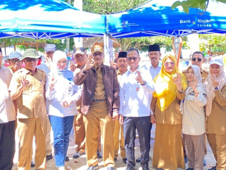 Bank Nagari Luncurkan e-Ticketing Pulau Setan, Liburan Makin Praktis, Cukup Scan dan Bayar Lewat Hp 1 LUNCURKAN—Bupati Pesisir Selatan Hendrajoni, bersama Direktur Keuangan Bank Nagari Roni Edrian, Kepala Bank Nagari Cabang Painan Ira Ramadani saat melaunching e-Ticketing di Pulau Setan, Mandeh.