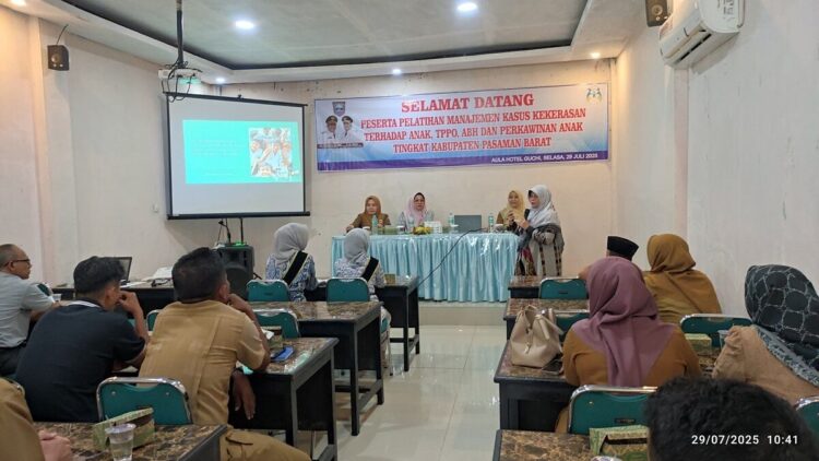 Ketua P2TP2A Pasbar, Dorong Kolaborasi Tangani Kekerasan terhadap Perempuan dan Anak 1 pelatihan manajemen— Ketua P2TP2A Kabupaten Pasaman Barat, Ny. Sifrowati Yulianto, saat membuka pelatihan manajemen kasus kekerasan terhadap anak, tindak pidana perdagangan orang (TPPO), anak berhadapan dengan hukum (ABH), dan pencegahan perkawinan anak, di Aula Hotel Guchi, Kecamatan Pasaman.