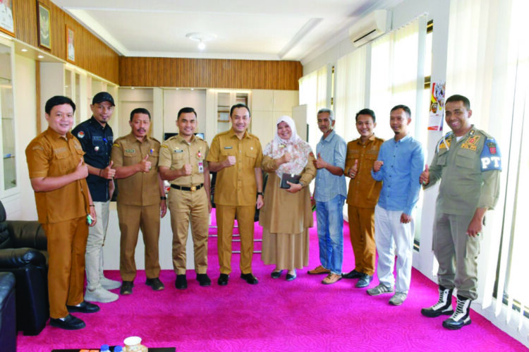 Dorong Ekonomi Kreatif, Pemkab Dukung Kontes Bonsai dan Pameran Hobi di Lubuk Basung 1 AUDIENSI— Wakil Bupati Agam, Muhammad Iqbal SE MCom, menerima audiensi dari Komunitas Bonsai Lubuk Basung di ruang kerjanya Selasa (15/7).