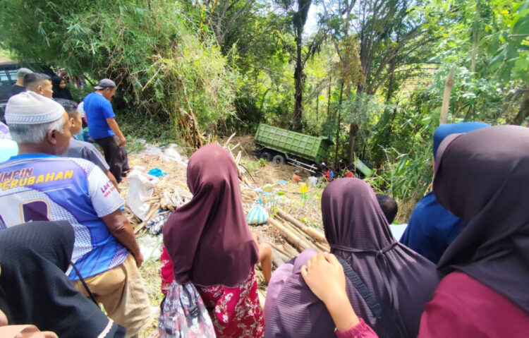 Dump Truk Terjun Jurang Kelok Talago 1 MASUK JURANG— Kondisi dump truk yang masuk ke jurang di Kelok Talago, Jalan Raya Payakumbuh-Lintau.