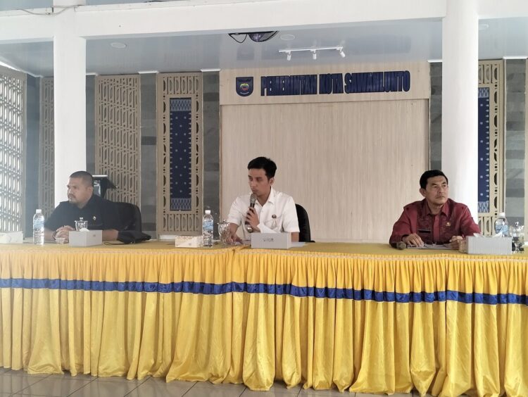Ekspos Capaian Kerja dan Arah Program Kerja 100 Hari Pertama, Wako dan Wawako Sawahlunto Siap Terima Kritikan 1 KETERANGAN PERS—
Wali Kota Sawahlunto Riyanda Putra dan Wakil Wali Kota Jeffry Hibatullah memberikan keterangan pers terkait capaian kerja dan arah program kerja 100 hari pertama kepemimpinan Riyanda- Jeffry.