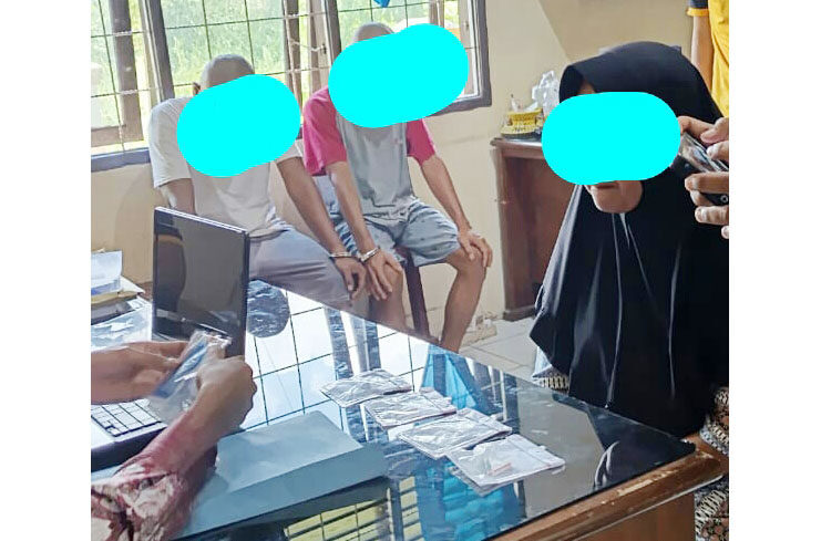 Parah! Emak-emak Bantu Suami Jual Sabu, Perannya Mengantar Barang Haram ke Pelanggan 1 JUAL SABU— Pelaku NSW alias Silo ditangkap jajaran Satresnarkoba Polres Limapuluh Kota gegara membantu suami jual sabu. Bersama dua pelaku lainnya, NSW menjalani pemeriksaan
di Mapolres Limapuluh Kota.