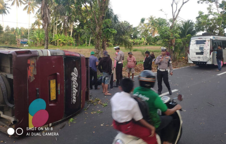 Mikrobus Keluar Jalur lalu Tabrak Pohon, Sopir dan 2 Penumpang Terluka 1 TABRAK POHON— Mikrobus mengalami kecelakaan tunggal dan menabrak pohon di di Jalan Wolter Monginsidi, Kecamatan Pariaman Timur, Kota Pariaman.