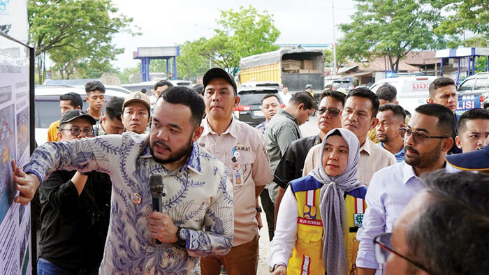 Kunjungan Kerja Komisi V DPR RI ke Kota Padang, Macet Menahun di Bypass, Peningkatan Kapasitas Jalan jadi Solusi 1 PAPARKAN MASTERPLAN— Dalam pertemuan dengan rombongan Komisi V DPR RI di kawasan Simpang Lubuk Begalung, Wako Fadly Amran memaparkan masterplan usulan penanganan kemacetan di persimpangan bersinyal pada ruas Jalan ByPass II Padang.