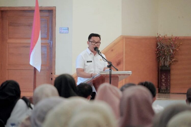 Rakor Kesehatan di Solsel, Pemkab Fokus pada Pemeriksaan Gratis dan Entaskan Kasus TBC 1 RAKOR PENGENDALIAN PENYAKIT— Kepala Dinas Kesehatan Solok Selatan, dr. Pendewal memberikan sambutan saat Rakor Lintas Sektor Pengendalian dan Pencegahan Penyakit Tahun 2025. Kegiatan ini merupakan upaya memperkuat sinergi antar instansi dalam menghadapi tantangan kesehatan masyarakat.