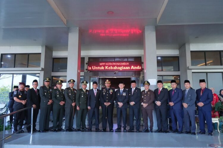 Hari Bhayangkara ke-79, Sinergi Harus Diperkuat Menghadapi Tantangan Kamtibmas 1 PERKUAT SINERGITAS— Kapolres Payakumbuh AKBP Ricky Ricardo bersama Forkopimda usai acara puncak peringatan Hari Bhayangkara ke-79.