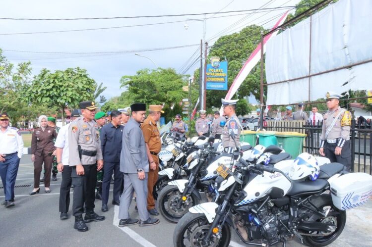 Operasi Singgalang Fokus Penertiban Premanisme dan Balap Liar 1 CEK KENDARAAN OPERASI SINGGALANG—Jajaran Forkopimda mencek kesiapan pada apel gelar pasukan Operasi Keselamatan Singgalang tahun 2025, Senin (14/7).