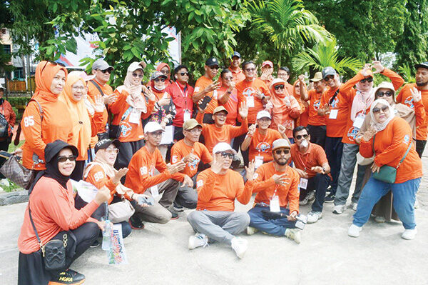 Jalan Santai IKASEMPAT Sukses dan Bertabur Hadiah 1 FOTO BERSAMA— Ketua Umum IKASEMPAT Irzal, Ketua pelaksana jalan santai dan senam pagi, Syouqi bersama panitia dan alumni SMA 4 Padang, berfoto bersama saat kegiatan jalan santai dan senam pagi, Minggu (13/7).