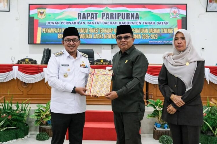 Fraksi DPRD Sampaikan Pandangan Terhadap Nota RPJMD Tanahdatar 1 NOTA RPJMD— Ketua DPRD Tanahdatar Anton Yondra serahkan pandangan umum fraksi pada Bupati Tanahdatar Eka Putra.